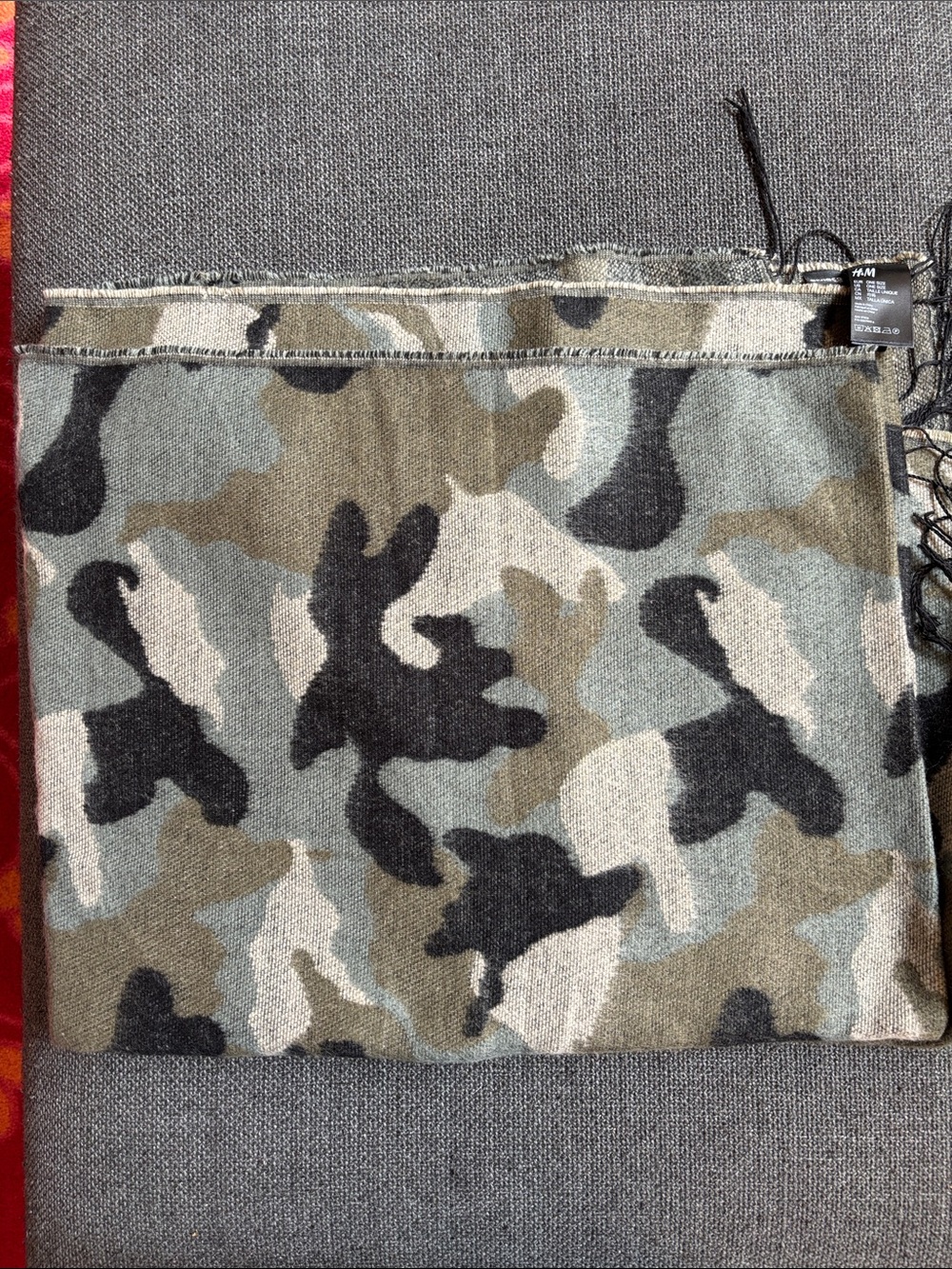 H&M Camouflage Blanket in Olive, Black